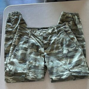 Sanctuary pants 34” long. Ankle. Size 26. Camouflage.